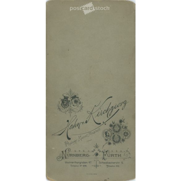 1900-as évek eleje. Házaspár, egészalakos műtermi felvétele. Hahn Kirchgeorg fényképészeti műterme készítette, Nürnberg. Eredeti kabinetfotó / keményhátú fotó / vizitkártya, CDV fotó. (2792236)