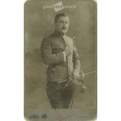   1900-as évek eleje. Férfi egyenruhában, cigarettával, műtermi felvétel. Sterlisky, fényképészeti műterme készítette, Budapesten. Eredeti kabinetfotó / keményhátú fotó / vizitkártya, CDV fotó. (2792237)