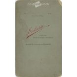 1900-as évek eleje. Férfi egyenruhában, cigarettával, műtermi felvétel. Sterlisky, fényképészeti műterme készítette, Budapesten. Eredeti kabinetfotó / keményhátú fotó / vizitkártya, CDV fotó. (2792237)