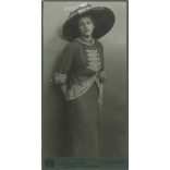 1900-as évek eleje. Elegáns, fiatal nő kalapban, divatos ruhában. Kügemann, fényképészeti műterme készítette, Carlsbad. Eredeti kabinetfotó / keményhátú fotó / vizitkártya, CDV fotó. (2792238)