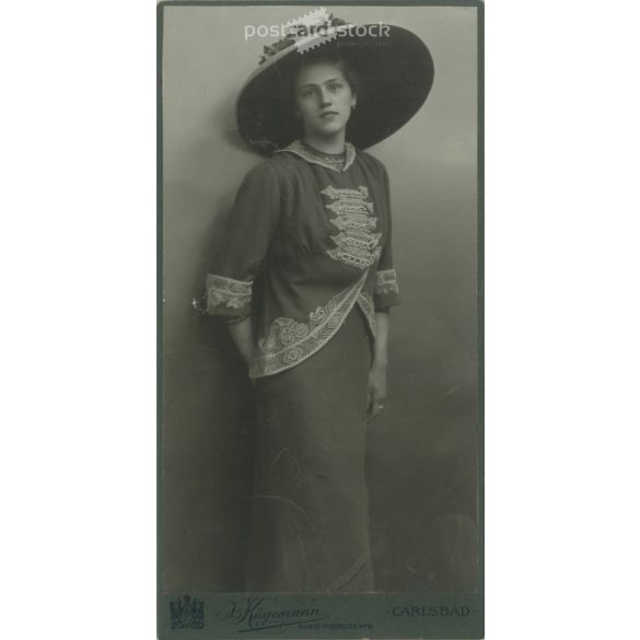 1900-as évek eleje. Elegáns, fiatal nő kalapban, divatos ruhában. Kügemann, fényképészeti műterme készítette, Carlsbad. Eredeti kabinetfotó / keményhátú fotó / vizitkártya, CDV fotó. (2792238)