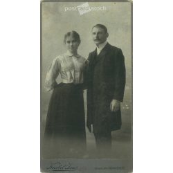   1900-as évek eleje. Mendery Irén és férje, Váradi Andor. Knebel Jenő, fényképészeti műterme, Szombathely. Eredeti kabinetfotó / keményhátú fotó / vizitkártya, CDV fotó. (2792239)