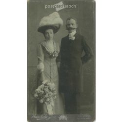   1900-as évek eleje. Váradi Gáspárné és férje, esküvői fotó. Brunhuber Géza, fényképészeti műterme, Budapest. Eredeti kabinetfotó / keményhátú fotó / vizitkártya, CDV fotó. (2792240)