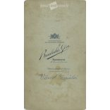 1900-as évek eleje. Váradi Gáspárné és férje, esküvői fotó. Brunhuber Géza, fényképészeti műterme, Budapest. Eredeti kabinetfotó / keményhátú fotó / vizitkártya, CDV fotó. (2792240)