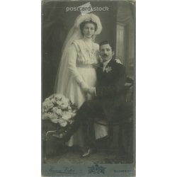   1900-as évek eleje. Esküvői fotó, elegáns pár virágcsokorral, műtermi felvétel. Pasem Victor, fényképészeti műterme, Budapest. Eredeti kabinetfotó / keményhátú fotó / vizitkártya, CDV fotó. (2792241)
