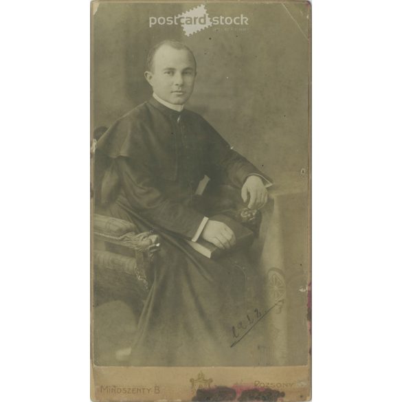 1912 - br Barkóczy Sándor plébános felszentelési fotója. Mindszenty B, fényképészeti műterme, Pozsony. Eredeti kabinetfotó / keményhátú fotó / vizitkártya, CDV fotó. (2792243)