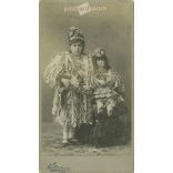 1900-as évek eleje. Kislány és játékbabája egyformán öltöztetve, műtermi felvétel. Koller Károly utódai, fényképészeti műterem, Budapest. Eredeti kabinetfotó / keményhátú fotó / vizitkártya, CDV fotó. (2792244)
