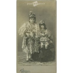   1900-as évek eleje. Kislány és játékbabája egyformán öltöztetve, műtermi felvétel. Koller Károly utódai, fényképészeti műterem, Budapest. Eredeti kabinetfotó / keményhátú fotó / vizitkártya, CDV fotó. (2792244)