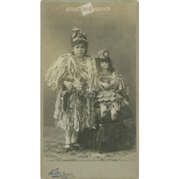 1900-as évek eleje. Kislány és játékbabája egyformán öltöztetve, műtermi felvétel. Koller Károly utódai, fényképészeti műterem, Budapest. Eredeti kabinetfotó / keményhátú fotó / vizitkártya, CDV fotó. (2792244)
