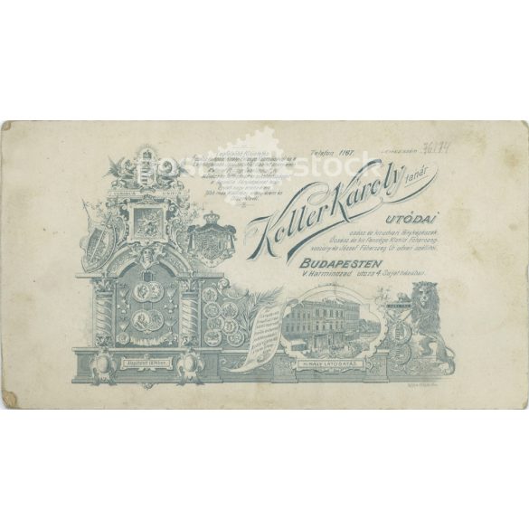 1900-as évek eleje. Kislány és játékbabája egyformán öltöztetve, műtermi felvétel. Koller Károly utódai, fényképészeti műterem, Budapest. Eredeti kabinetfotó / keményhátú fotó / vizitkártya, CDV fotó. (2792244)