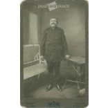 1900-as évek eleje. Középkorú férfi, díszes öltözékben. Donát, Stahl utóda, fényképészeti műterem, Újpest. Eredeti kabinetfotó / keményhátú fotó / vizitkártya, CDV fotó. (2792245)
