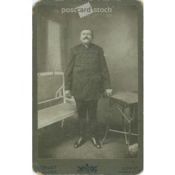   1900-as évek eleje. Középkorú férfi, díszes öltözékben. Donát, Stahl utóda, fényképészeti műterem, Újpest. Eredeti kabinetfotó / keményhátú fotó / vizitkártya, CDV fotó. (2792245)