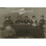 1900-as évek eleje. Fiatal férfiak és nők asztal körül ülve. Wilhelm Herter, fényképészeti műterem, Schassburg (Segesvár). Eredeti kabinetfotó / keményhátú fotó / vizitkártya, CDV fotó. (2792246)