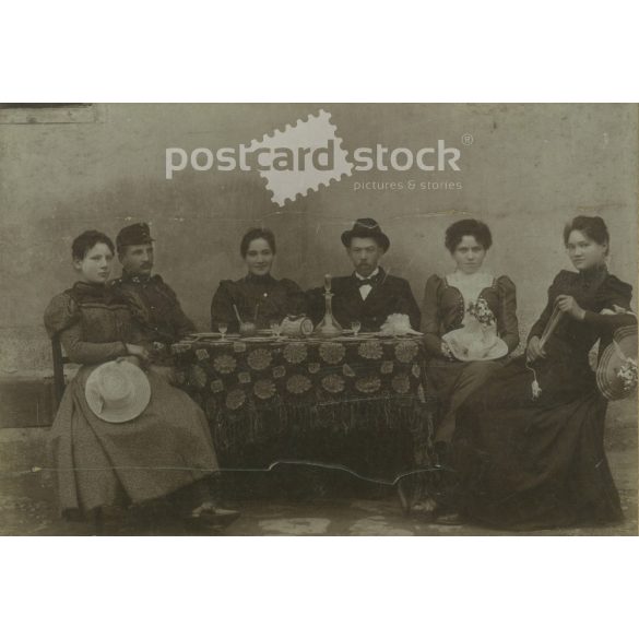 1900-as évek eleje. Fiatal férfiak és nők asztal körül ülve. Wilhelm Herter, fényképészeti műterem, Schassburg (Segesvár). Eredeti kabinetfotó / keményhátú fotó / vizitkártya, CDV fotó. (2792246)