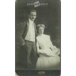 1910 - Elegáns, fiatal pár műtermi fotója. Készült a Leon H és Fia, fényképészeti műtermében, Budapesten. Eredeti kabinetfotó / keményhátú fotó / vizitkártya, CDV fotó. (2792247)