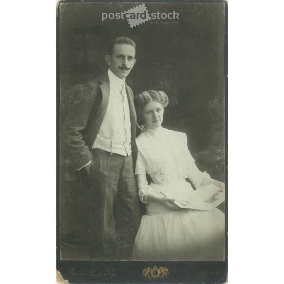 1910 - Elegáns, fiatal pár műtermi fotója. Készült a Leon H és Fia, fényképészeti műtermében, Budapesten. Eredeti kabinetfotó / keményhátú fotó / vizitkártya, CDV fotó. (2792247)