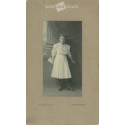  1900-as évek eleje. Fiatal lány fehér ruhában, egészalakos műtermi felvétel. Till Viktor műintézete, Hódmezővásárhely. Eredeti kabinetfotó / keményhátú fotó / vizitkártya, CDV fotó. (2792248)