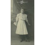 1900-as évek eleje. Fiatal lány fehér ruhában, egészalakos műtermi felvétel. Till Viktor műintézete, Hódmezővásárhely. Eredeti kabinetfotó / keményhátú fotó / vizitkártya, CDV fotó. (2792248)