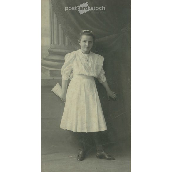 1900-as évek eleje. Fiatal lány fehér ruhában, egészalakos műtermi felvétel. Till Viktor műintézete, Hódmezővásárhely. Eredeti kabinetfotó / keményhátú fotó / vizitkártya, CDV fotó. (2792248)