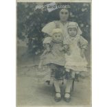 1910-es évek. Fiatal anyuka gyermekeivel, egészalakos felvétel a szabadban. Eredeti papírkép. Készítője ismeretlen. (2792249)