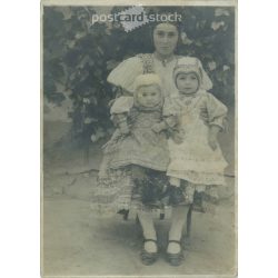   1910-es évek. Fiatal anyuka gyermekeivel, egészalakos felvétel a szabadban. Eredeti papírkép. Készítője ismeretlen. (2792249)