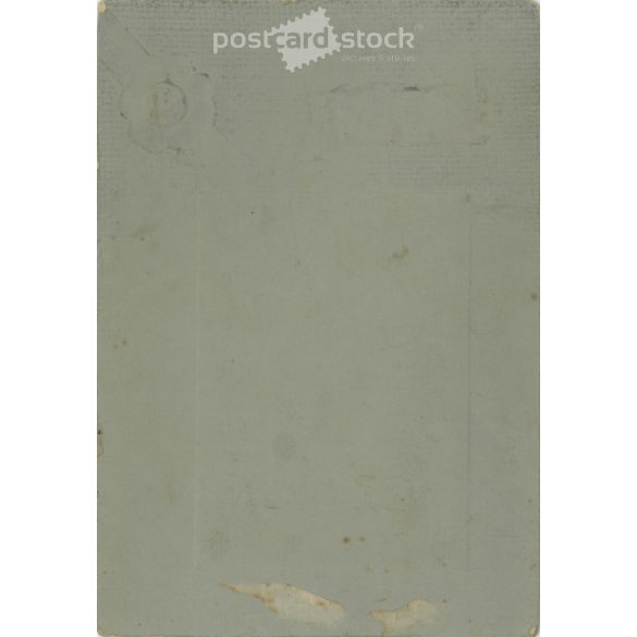 1910-es évek. Elegáns nő, tollas kalapban, hóesésben, műtermi felvétel. Eredeti kasírozott papírkép. Készítője ismeretlen. (2792250)