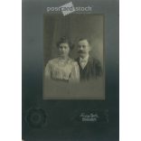 1910-es évek. Fiatal pár, elegáns öltözékben, műtermi felvétel. Készült Franciscy Gyula, fényképészeti műtermében, Körmöcbányán. Eredeti, kasírozott papírkép. (2792251)