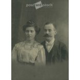 1910-es évek. Fiatal pár, elegáns öltözékben, műtermi felvétel. Készült Franciscy Gyula, fényképészeti műtermében, Körmöcbányán. Eredeti, kasírozott papírkép. (2792251)