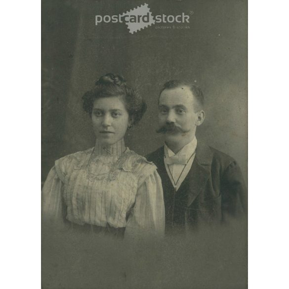 1910-es évek. Fiatal pár, elegáns öltözékben, műtermi felvétel. Készült Franciscy Gyula, fényképészeti műtermében, Körmöcbányán. Eredeti, kasírozott papírkép. (2792251)