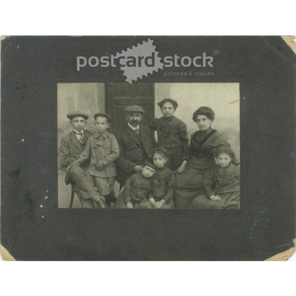 1890-es évek. Családi felvétel egy hat gyerekes családról. Haber Henrik, fényképészeti műterme, Szombathely. Eredeti, kasírozott papírkép. (2792252)