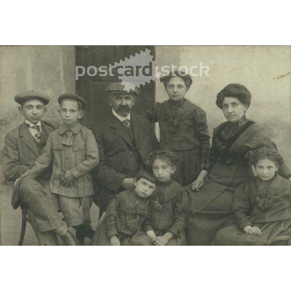 1890-es évek. Családi felvétel egy hat gyerekes családról. Haber Henrik, fényképészeti műterme, Szombathely. Eredeti, kasírozott papírkép. (2792252)