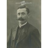 1910-es évek. Fiatal férfi műtermi portréfotója. Készült Fanto Bernát, fényképészeti műtermében, Kecskeméten. Eredeti, kasírozott papírkép. (2792253)