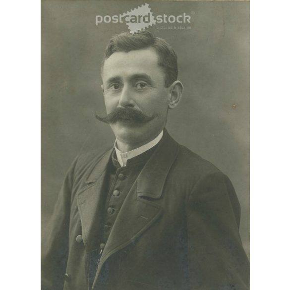 1910-es évek. Fiatal férfi műtermi portréfotója. Készült Fanto Bernát, fényképészeti műtermében, Kecskeméten. Eredeti, kasírozott papírkép. (2792253)