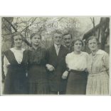 1920-as évek. Családi csoportkép a szabadban. Zselatinos ezüst. Készítője ismeretlen. Eredeti, kasírozott papírkép. (2792254)