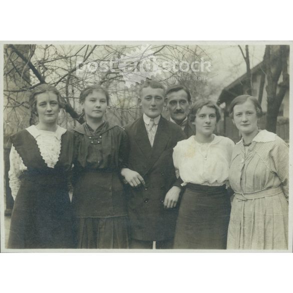 1920-as évek. Családi csoportkép a szabadban. Zselatinos ezüst. Készítője ismeretlen. Eredeti, kasírozott papírkép. (2792254)