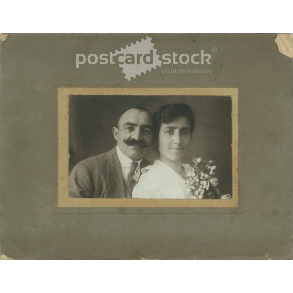 1910-es évek. Házaspár esküvői fotója. Készítője ismeretlen. Eredeti, kasírozott papírkép. (2792255)