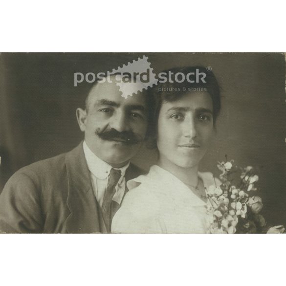 1910-es évek. Házaspár esküvői fotója. Készítője ismeretlen. Eredeti, kasírozott papírkép. (2792255)