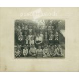 Osztálykép 1933-ból. I. B. Készítője ismeretlen. Eredeti, kasírozott papírkép, dombornyomott hátlapkartonon. (2792256)