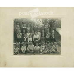   Osztálykép 1933-ból. I. B. Készítője ismeretlen. Eredeti, kasírozott papírkép, dombornyomott hátlapkartonon. (2792256)