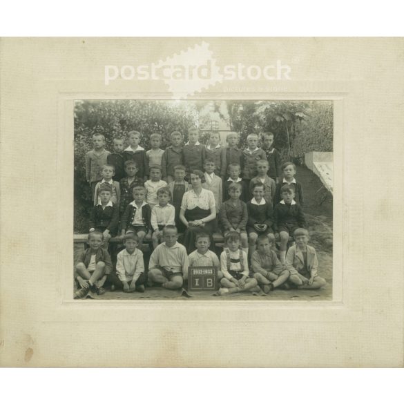 Osztálykép 1933-ból. I. B. Készítője ismeretlen. Eredeti, kasírozott papírkép, dombornyomott hátlapkartonon. (2792256)