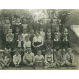 Osztálykép 1933-ból. I. B. Készítője ismeretlen. Eredeti, kasírozott papírkép, dombornyomott hátlapkartonon. (2792256)