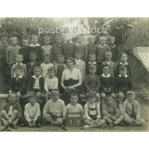 Osztálykép 1933-ból. I. B. Készítője ismeretlen. Eredeti, kasírozott papírkép, dombornyomott hátlapkartonon. (2792256)