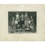 Osztálykép 1935-ból. IV. A. Készítője ismeretlen. Eredeti, kasírozott papírkép, dombornyomott hátlapkartonon. (2792257)