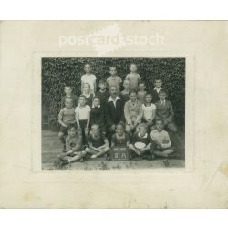   Osztálykép 1935-ból. IV. A. Készítője ismeretlen. Eredeti, kasírozott papírkép, dombornyomott hátlapkartonon. (2792257)