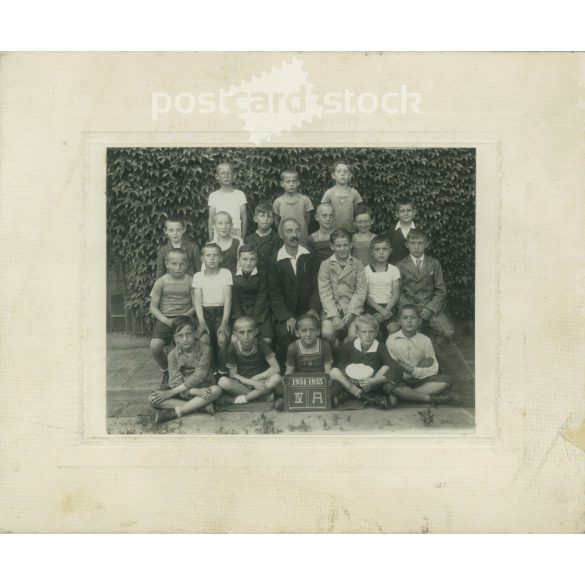 Osztálykép 1935-ból. IV. A. Készítője ismeretlen. Eredeti, kasírozott papírkép, dombornyomott hátlapkartonon. (2792257)