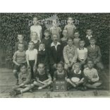 Osztálykép 1935-ból. IV. A. Készítője ismeretlen. Eredeti, kasírozott papírkép, dombornyomott hátlapkartonon. (2792257)