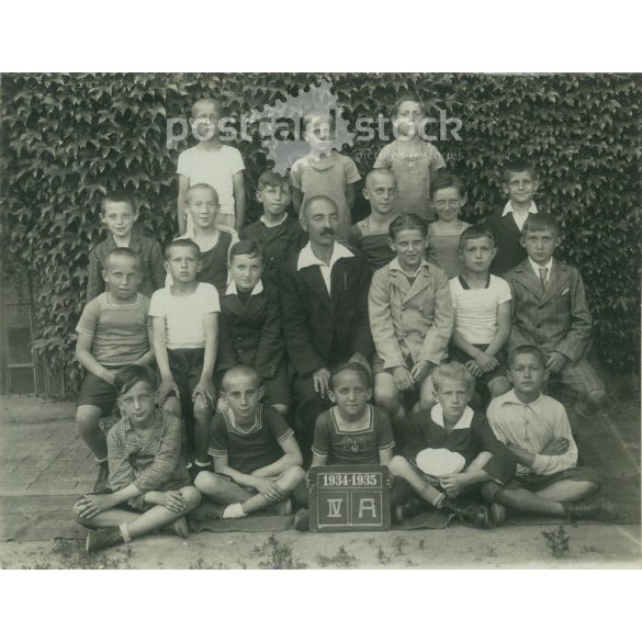 Osztálykép 1935-ból. IV. A. Készítője ismeretlen. Eredeti, kasírozott papírkép, dombornyomott hátlapkartonon. (2792257)