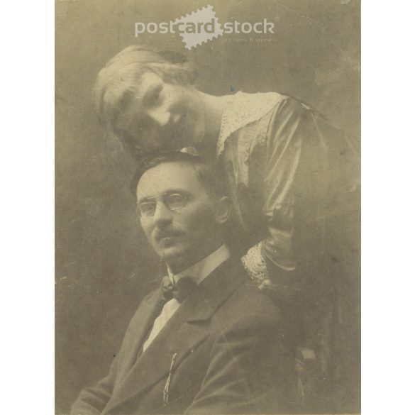 1915 - Fiatal pár fotója. Mariska és Joci. Borossebes. Készítője ismeretlen. Eredeti, kasírozott papírkép. (2792258)