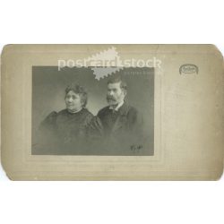   1910 - Házaspár portréfotója. Emil Fischer fotóműterme, Hermannstadt (Nagyszeben). Készítője ismeretlen. Eredeti, kasírozott papírkép. (2792259)