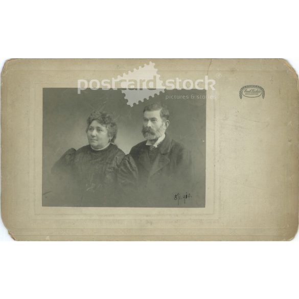 1910 - Házaspár portréfotója. Emil Fischer fotóműterme, Hermannstadt (Nagyszeben). Készítője ismeretlen. Eredeti, kasírozott papírkép. (2792259)